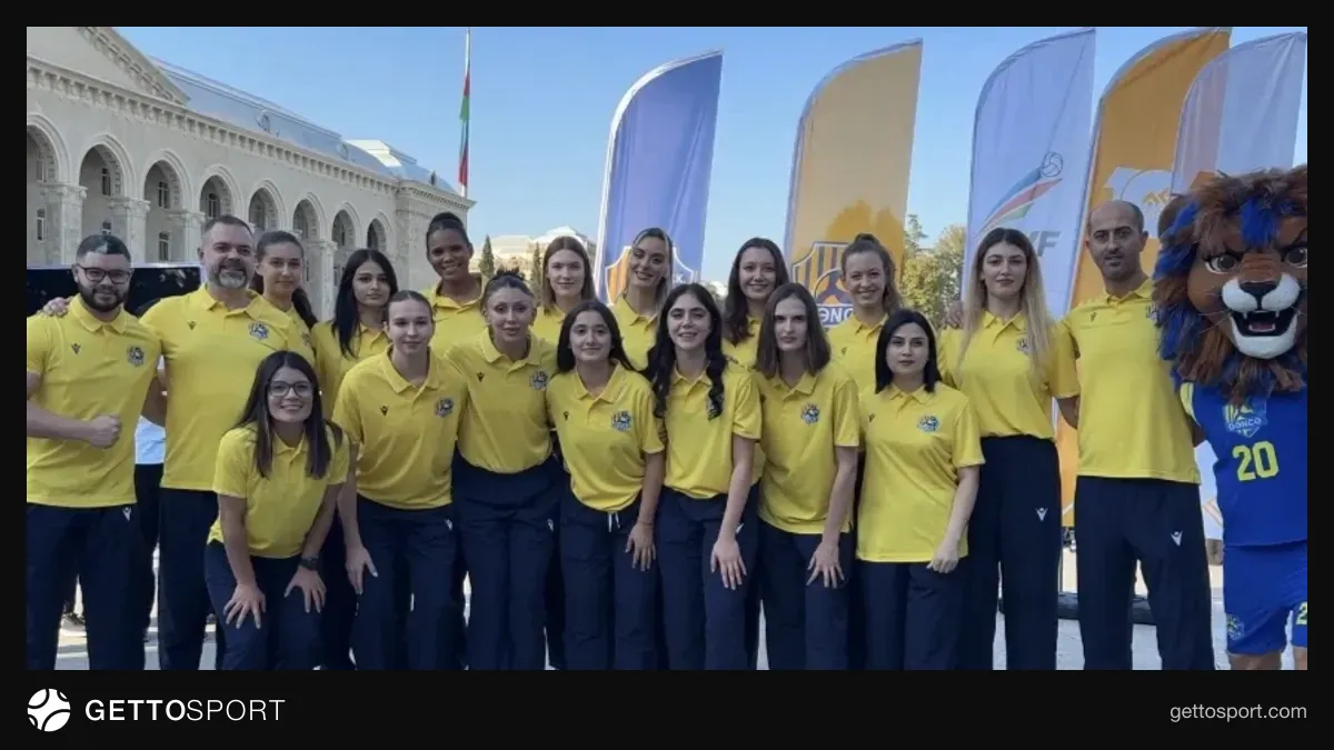 Gəncədə voleybol festivalında oyunçular və uşaq komandaları