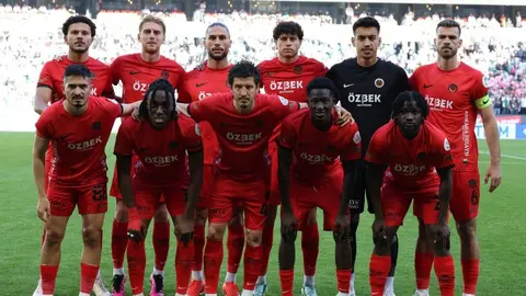 Gençlerbirliği oyuncuları maçta üzgün ifadelerle sahada