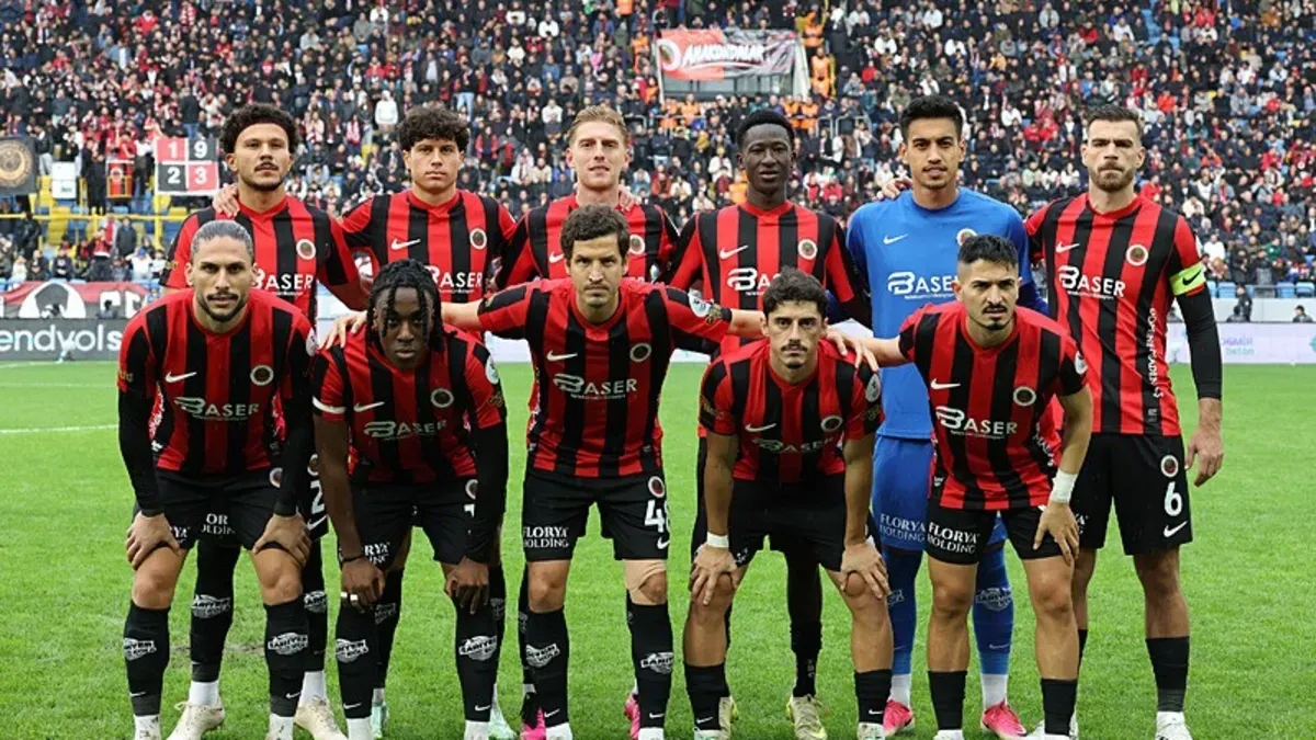 Gençlerbirliği futbolcuları maç sırasında üzüntülü görüntü