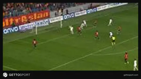 Salih Uçan'ın şutunun direkten döndüğü anı gösteren futbol fotoğrafı