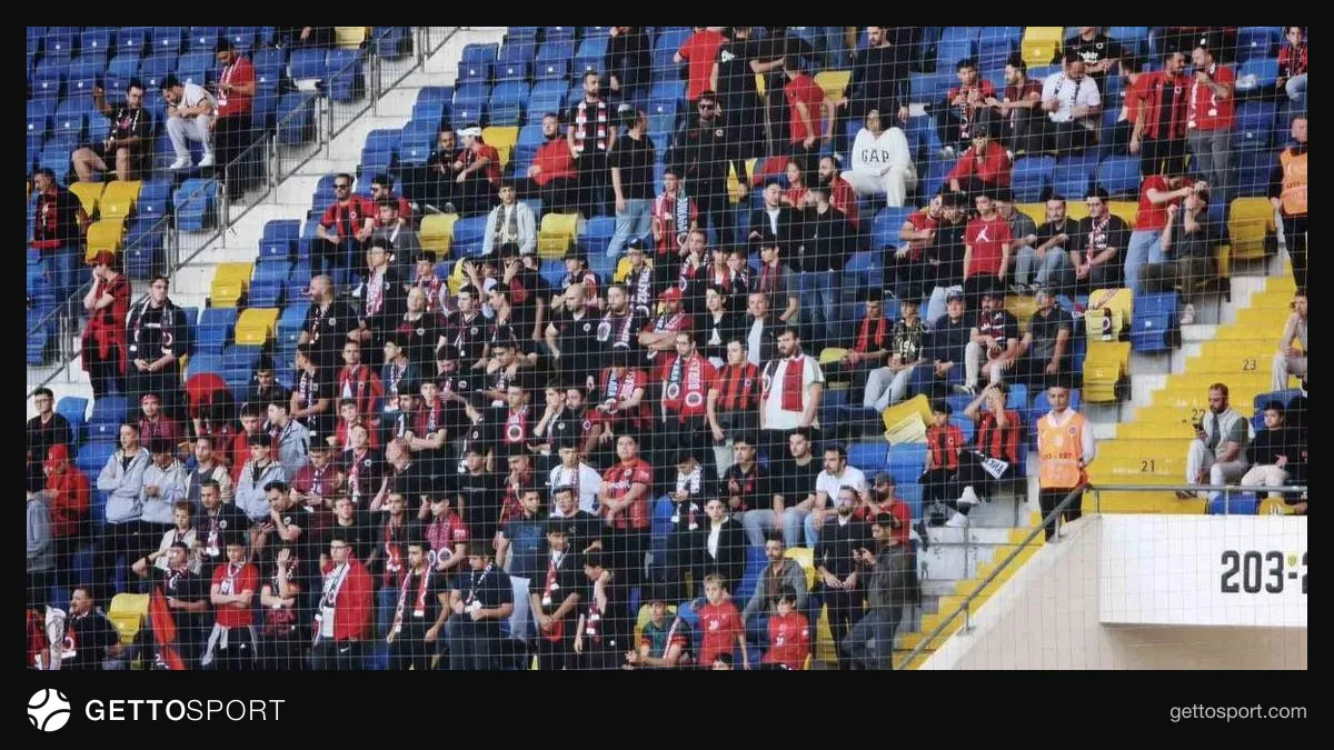 Gençlerbirliği taraftarlarının tribünde yönetime tepki gösterdiği anlar