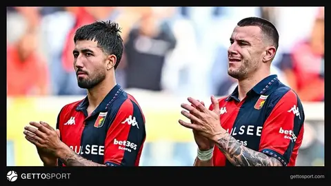 Genoa futbolcuları gol sevincini kutluyor, stadyum arka planı