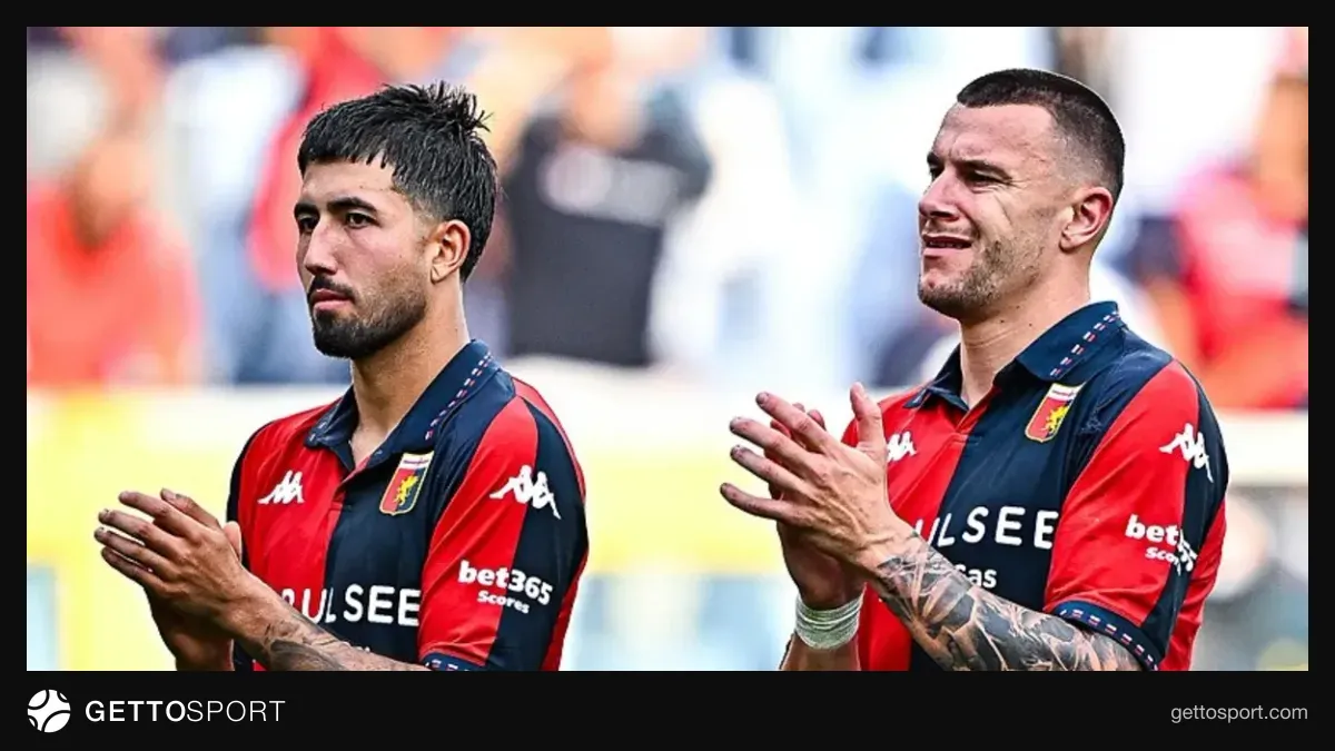 Genoa futbolcuları gol sevincini kutluyor, stadyum arka planı