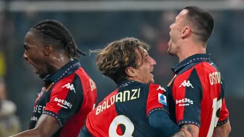 Genoa oyuncuları Luigi Ferraris Stadı'nda sevinç kutluyor