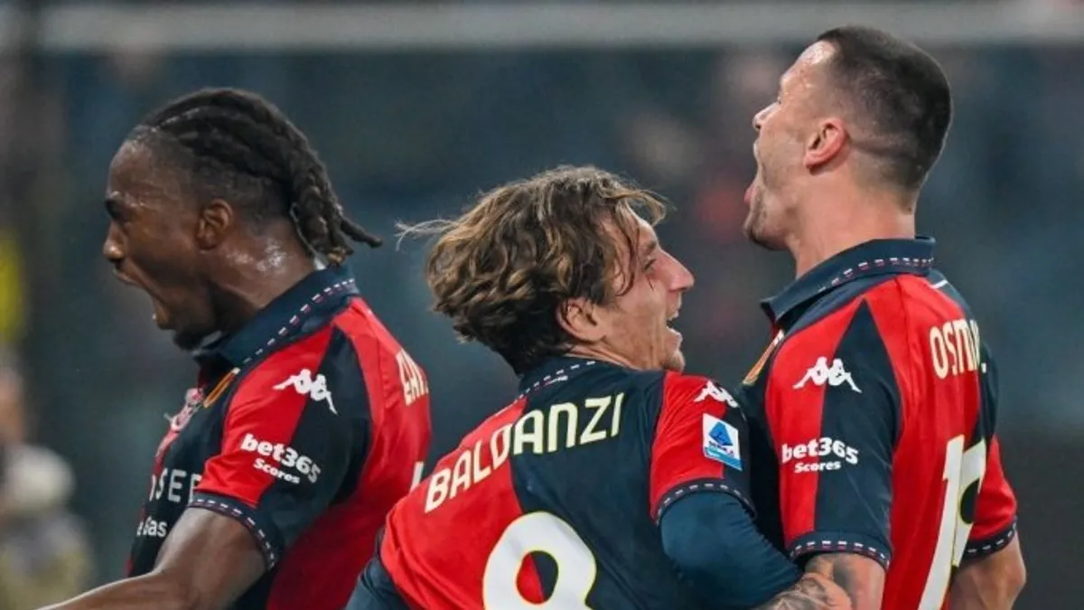 Genoa oyuncuları Luigi Ferraris Stadı'nda sevinç kutluyor