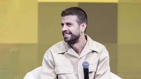 Gerard Piqué basın açıklaması yaparken mikrofonlar önünde