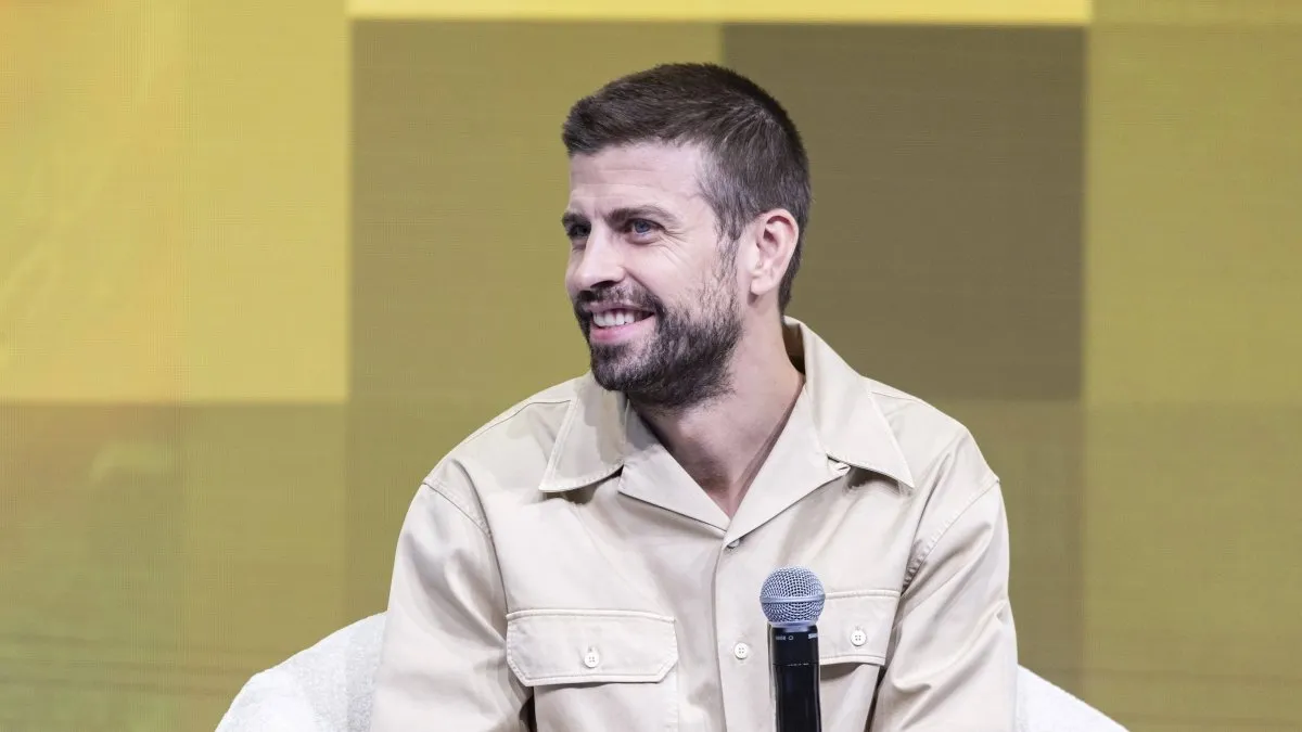 Gerard Piqué basın açıklaması yaparken mikrofonlar önünde