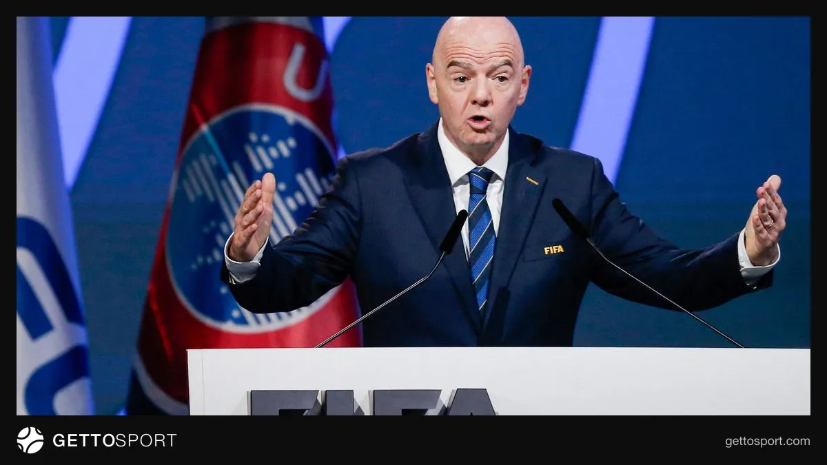 Gianni Infantino konuşma yaparken FIFA arka planı