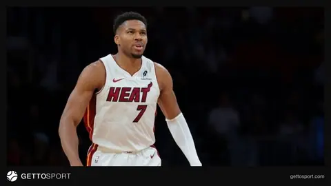 Giannis Antetokounmpo Miami Heat formasıyla maç sırasında top kontrolü yaparken