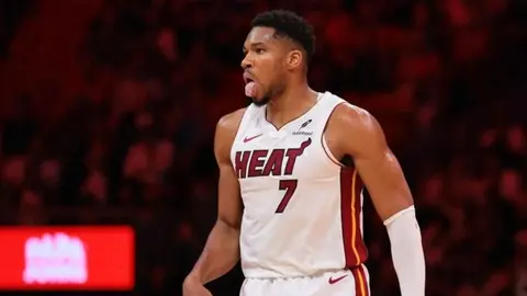 Giannis Antetokounmpo Miami formasıyla saha içinde top sürerken