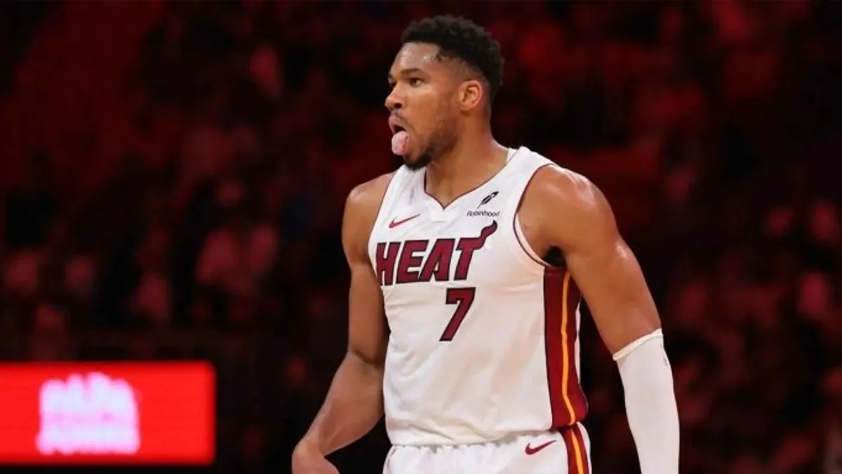 Giannis Antetokounmpo Miami formasıyla saha içinde top sürerken
