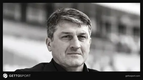 Giorgi Nemsadze futbolçu və məşqçi kimi stadionda və ya rəsmi portret