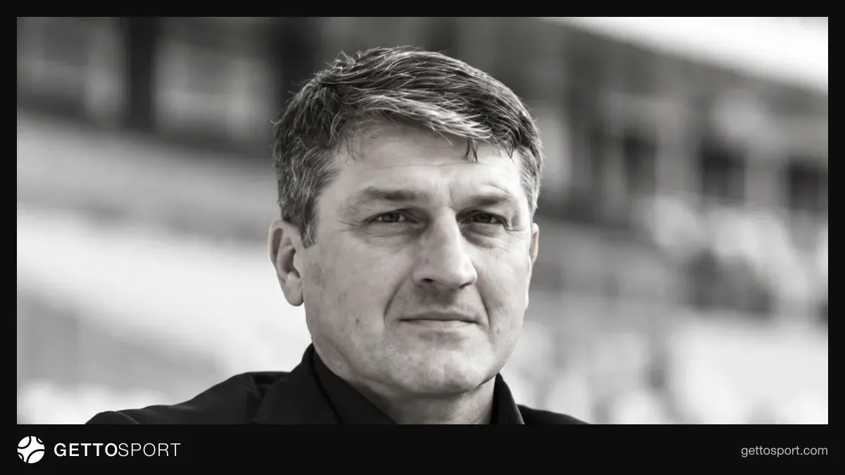 Giorgi Nemsadze futbolçu və məşqçi kimi stadionda və ya rəsmi portret