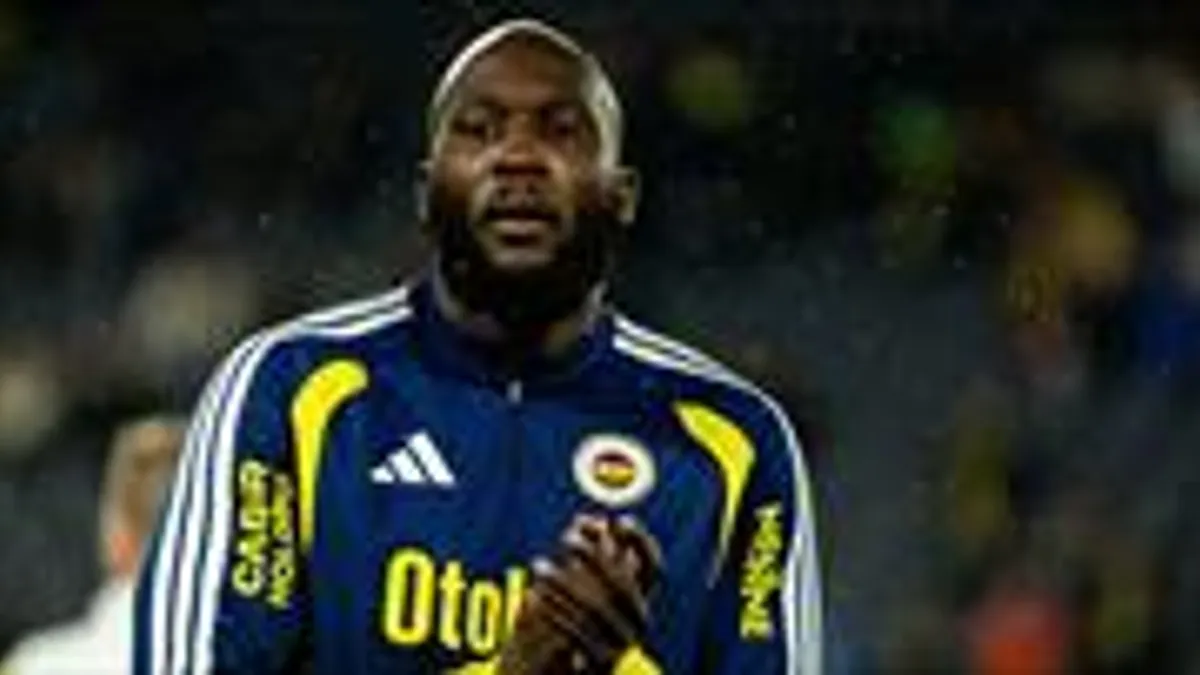Giovanni Manna röportaj sırasında konuşurken