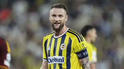 Giray Bulak Radyospor yayınında konuşurken mikrofon başında