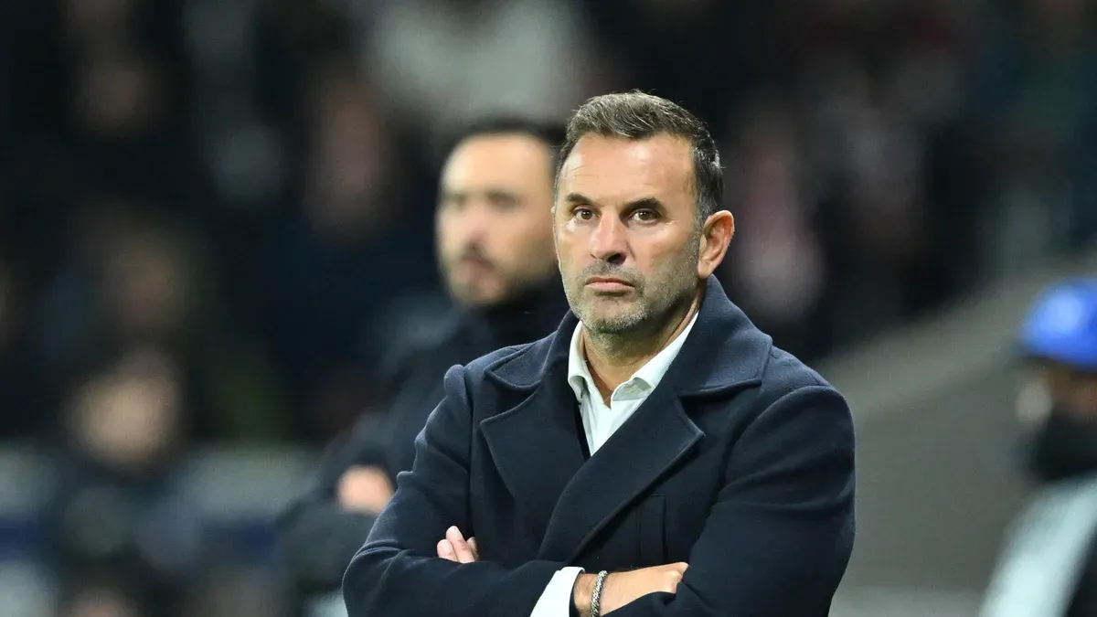 Gleison Bremer Juventus formasıyla top kontrol ediyor