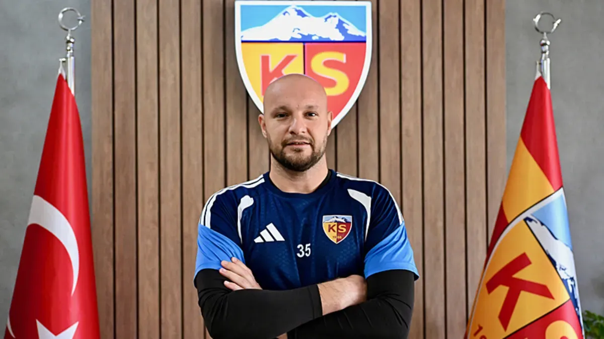 Kayserispor kalecisi Gökhan Değirmenci kurtarış yaparken
