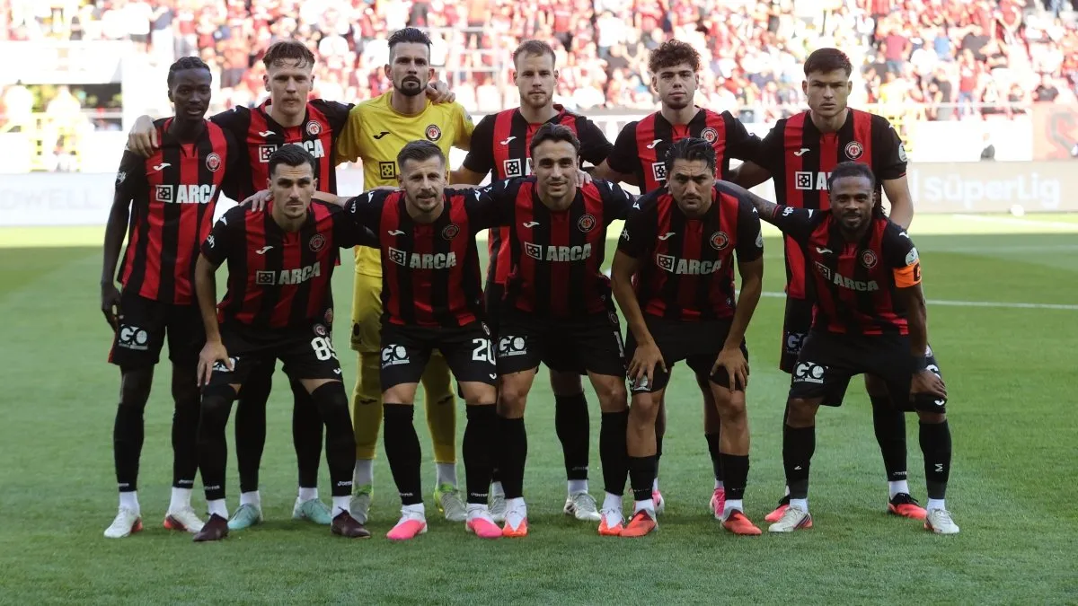 Çorum FK formasıyla Gökhan Sazdağı maç sırasında
