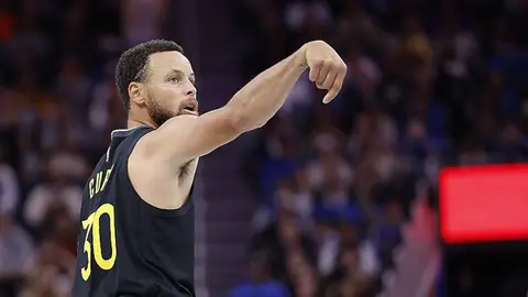 Stephen Curry top sürerken Golden State Warriors formasıyla maçtan kare