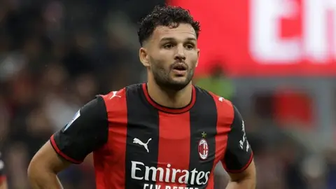 Gonçalo Ramos Milan formasıyla röportaj verirken