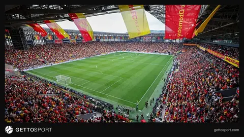 Göztepe futbolcuları Isonem Park Gürsel Aksel Stadı'nda taraftarların önünde ısınırken