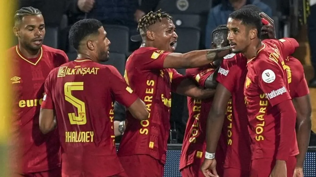 Göztepe oyuncuları galibiyeti kutluyor