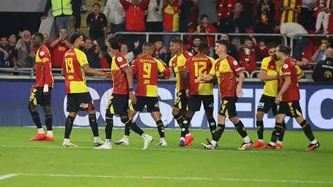 Göztepe oyuncuları Gürsel Aksel Stadı'nda gol sevinci yaşarken