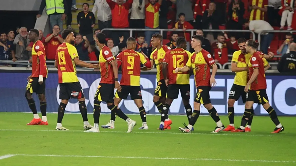 Göztepe oyuncuları Gürsel Aksel Stadı'nda gol sevinci yaşarken