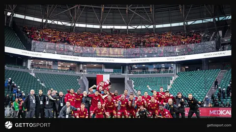 Göztepe futbolcuları seviniyor, Stanimir Stoilov kenarda talimat veriyor