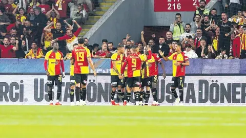Göztepe oyuncuları Gürsel Aksel Stadyumu'nda sevinç yaşarken