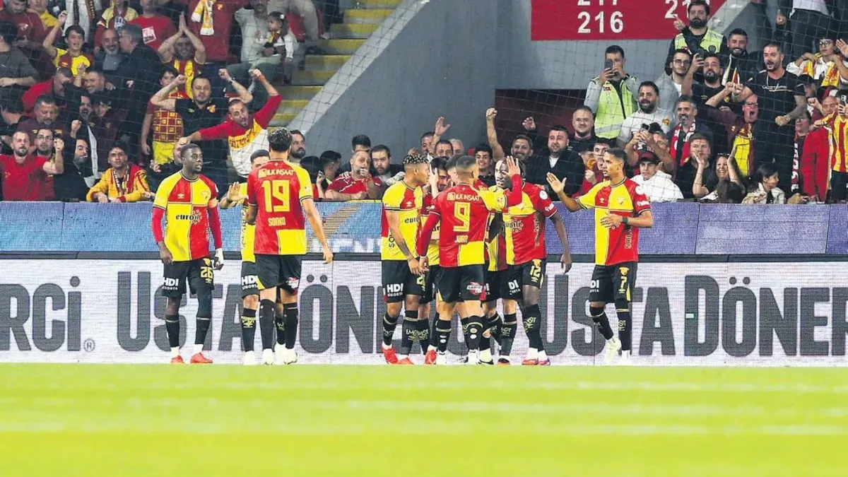 Göztepe oyuncuları Gürsel Aksel Stadyumu'nda sevinç yaşarken