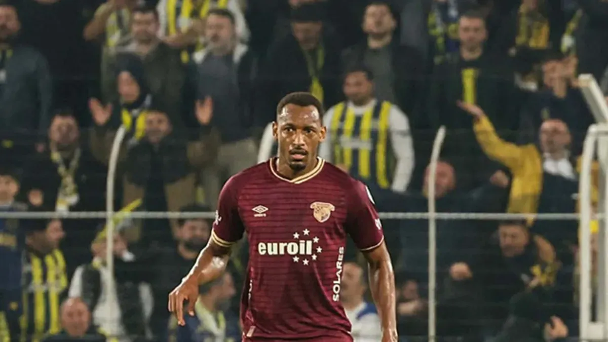 Göztepe formasıyla maç içinde yerde yatan Godoi veya antrenmanda tedavi gören futbolcu