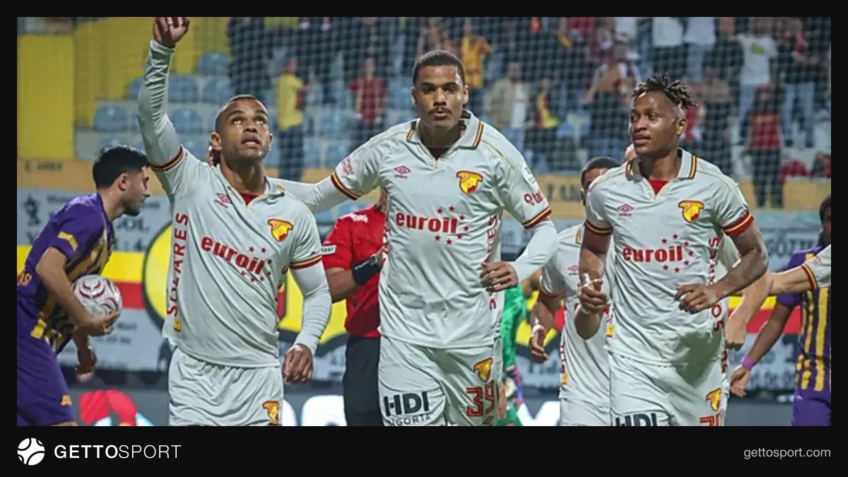 Göztepe oyuncuları maç sonrası sevinç gösterisi