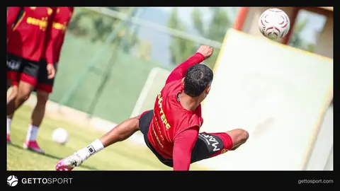 Göztepe futbolcuları Stanimir Stoilov yönetiminde antrenmanda