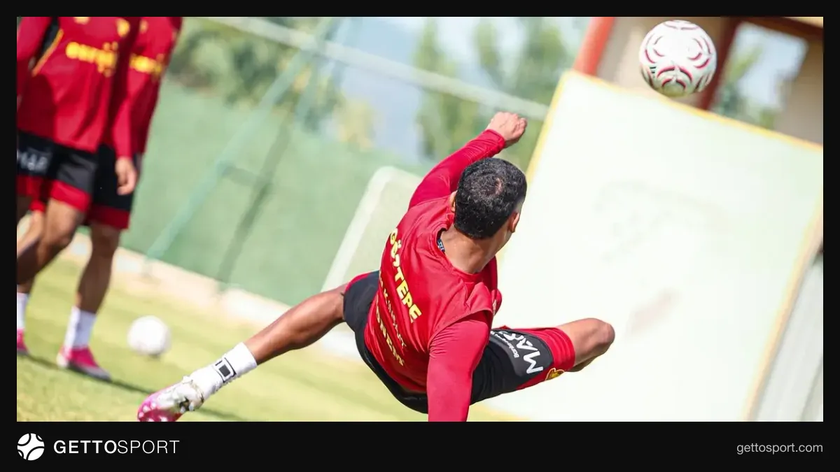 Göztepe futbolcuları Stanimir Stoilov yönetiminde antrenmanda