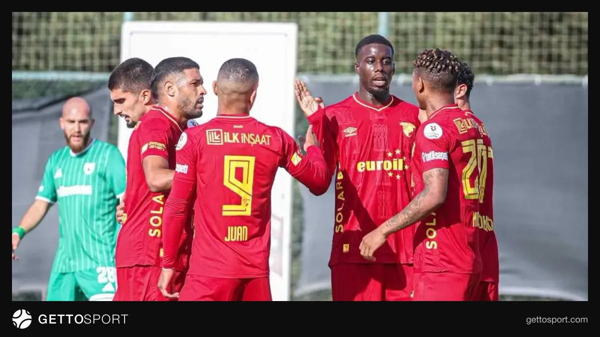 Göztepe futbolcuları antrenmanda; Allan Godoi top kontrolü yapıyor