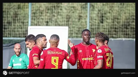 Göztepe oyuncuları antrenmanda hazırlık yaparken