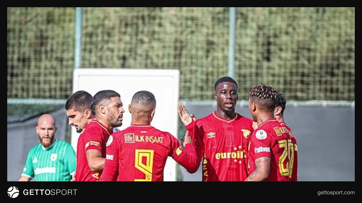 Göztepe oyuncuları antrenmanda hazırlık yaparken