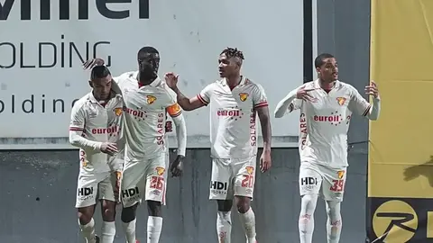 Göztepe futbolcuları Eyüpspor karşısında gol sevincini kutluyor