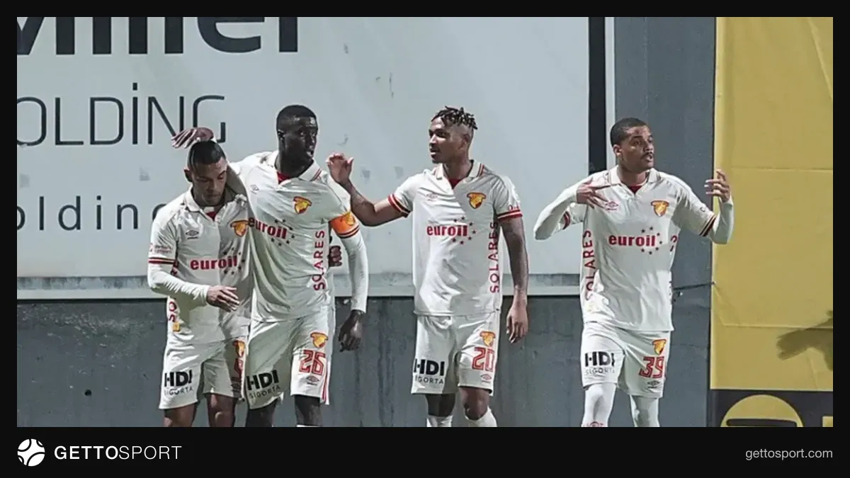 Göztepe futbolcuları Eyüpspor karşısında gol sevincini kutluyor