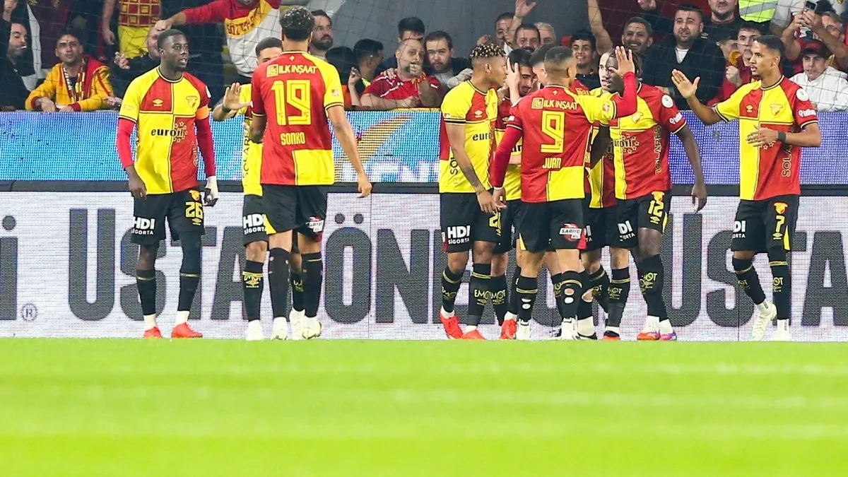 Göztepe oyuncuları maç öncesinde ısınma yaparken stadyum görüntüsü