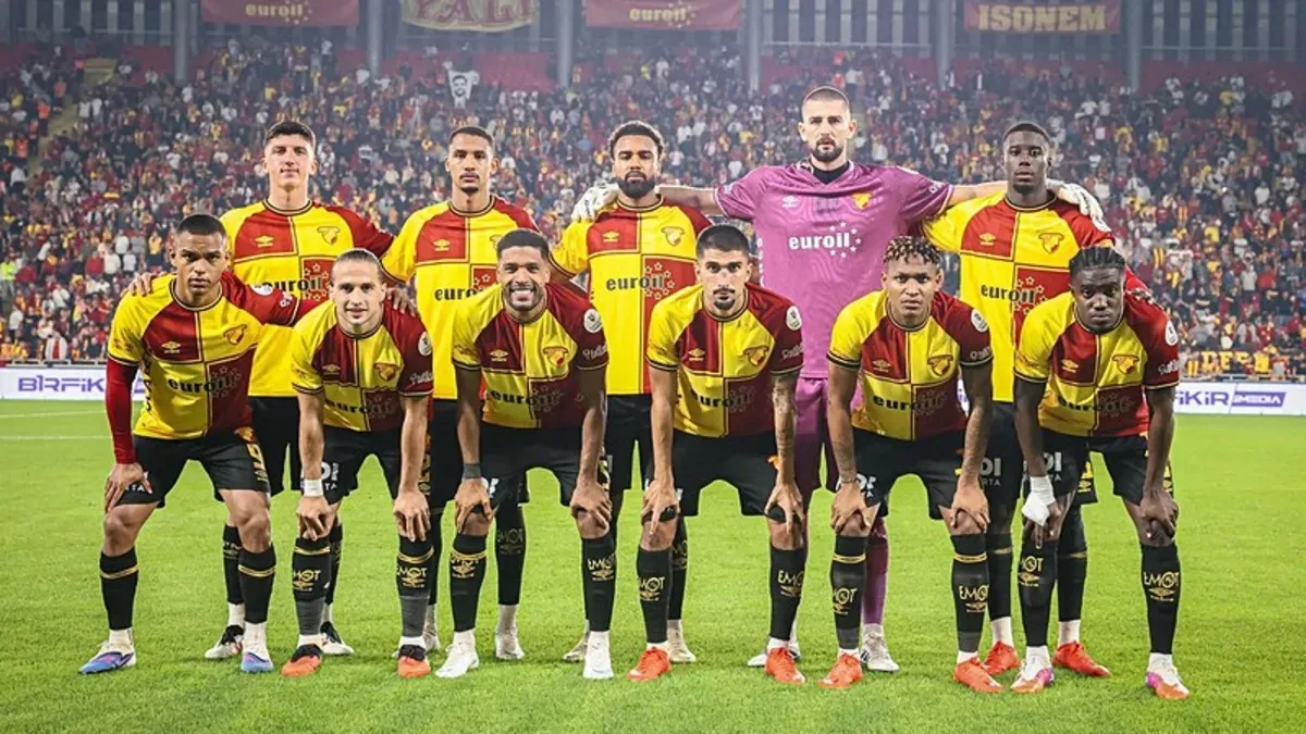 Göztepe oyuncuları sevinç yaşarken takım antrenmanda hazırlık yapıyor