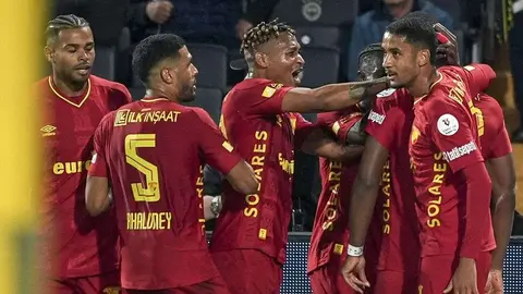 Göztepe oyuncuları Fenerbahçe maçını kutlarken