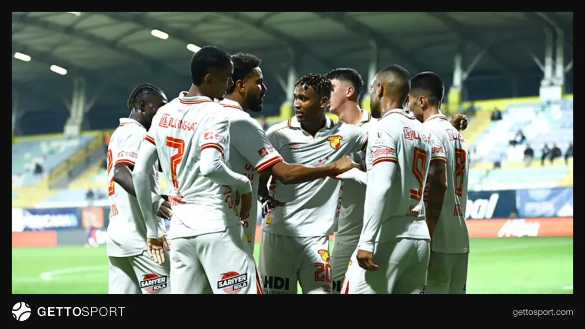 Göztepe forması giyen forvet oyuncuları sevinç gösterisinde