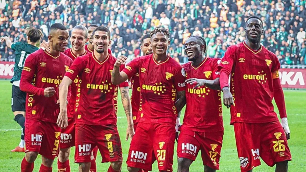 Göztepe futbol takımı oyuncuları maç öncesi hazırlık yapıyor