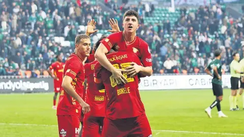 Göztepe oyuncuları Kocaelispor deplasmanında sevinç yaşarken