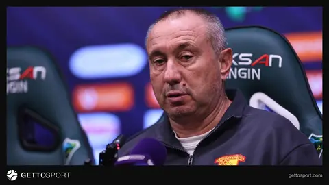 Göztepe teknik direktörü Stanimir Stoilov ve sahada kutlayan oyuncular