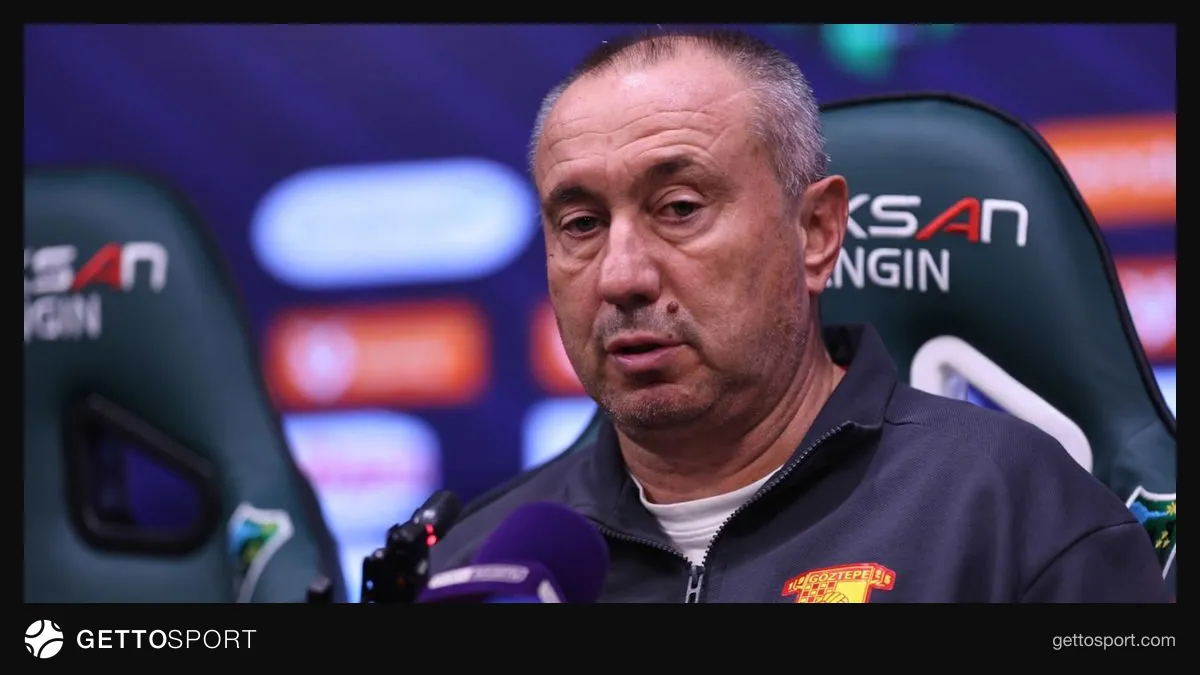 Göztepe teknik direktörü Stanimir Stoilov ve sahada kutlayan oyuncular