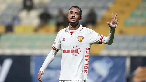 Göztepe futbolcuları maç sonrası sevinç yaşayarak birlikte poz veriyor