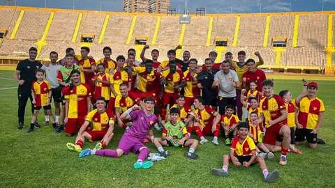 Göztepe U19 takımı oyuncuları ve teknik heyeti AFAS Training Centre önünde